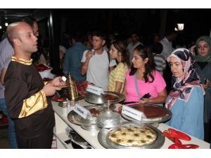 Urfa isotu ve çiğ köftesi Gastroantep Festivali’nde yoğun ilgi gördü