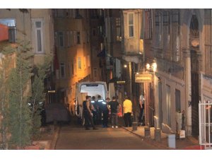 Beyoğlu’nda ölü bulunan İngiliz turistlerin cesetleri Adli Tıpa kaldırıldı