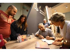 Gazeteci-Yazar Saymaz, Bayraklı Belediyesi standında okurlarıyla buluştu