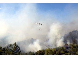 Muğla’daki yangına 10 helikopterle müdahale sürüyor