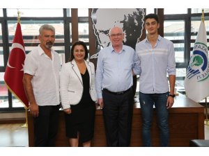 Odunpazarı’ndan Fenerbahçe’ye transfer olan Yiğit Yıldız’dan Başkan Kazım Kurt’a ziyaret