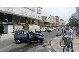 Antalya’da otomobilin çarptığı minibüs park halindeki araçlara vurdu: 1 yaralı