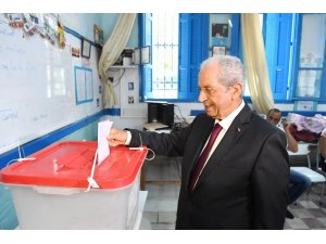 Tunus geçici Cumhurbaşkanı Muhammed El Nasır oyunu kullandı