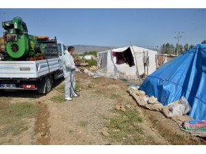 Tarım işçilerinin çadırları ilaçlanıyor