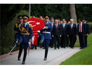 Cumhurbaşkanı Yardımcısı Oktay’dan Aliyev’in kabrine ziyaret