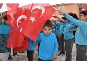 Öğrenciler Türk bayrağı altında okula girdi