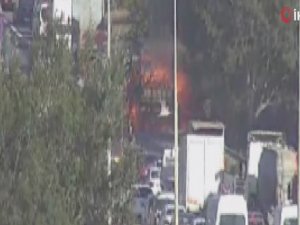 İstanbul'da TEM Otoyolu'nda TIR yangını... Trafik felç oldu!