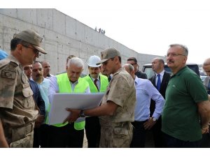 Binali Yıldırım Jandarma Komando Tabur Komutanlığı inşaatında incelemelerde bulundu