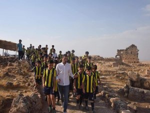 Mazıdağı Fenerbahçe Futbol Okulu öğrencilerinden Zerzevan Kalesi’ne ziyaret etti