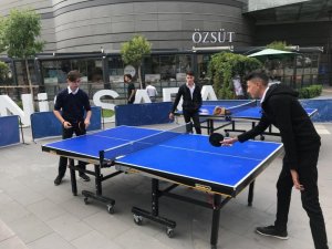 Açık alan masa tenisi turnuvası düzenleniyor