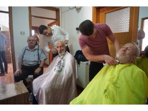 Huzurevindeki yaşlılara ücretsiz saç tıraşı ve kişisel bakım