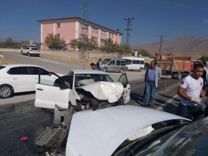 Otomobiller çarpıştı: 5 yaralı