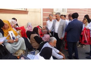 HDP önünde eylem yapan ailelere destek ziyaretleri sürüyor