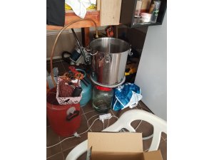 Alanya’da sahte içki imalatı yapılan depoya polisten baskın