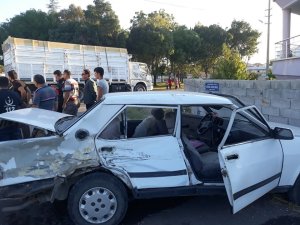 Karaman’da kamyon ile otomobil çarpıştı: 2 yaralı