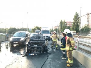Sultangazi’de seyir halindeki otomobil alev aldı