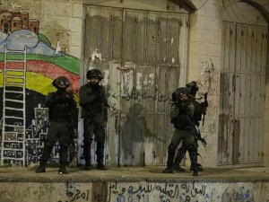 İsrail askerleri, Batı Şeria'da 23 Filistinliyi gözaltına aldı!
