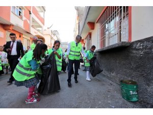 Başkan Tahmazoğlu öğrencilerle birlikte çöp topladı