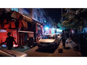 3 katlı apartmanın giriş katında çıkan yangın mahalleyi sokağa döktü