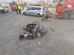 İzmir’de kamyonet ile motosiklet çarpıştı: 1 yaralı