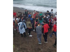Öğrenciler kumsalda çöp topladı