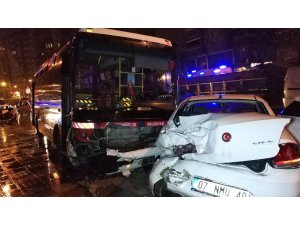 Samsun’da halk otobüsü park halindeki 3 araca çarpıp kaldırıma çıktı: 2 yaralı