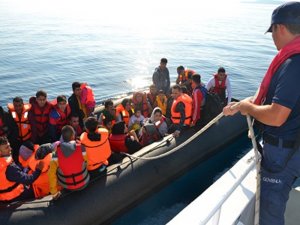 Ayvalık açıklarında 42 düzensiz göçmen yakalandı