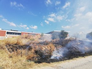 Spor tesisi önündeki yangın korkuttu