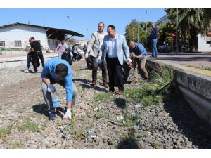 Dünya Temizlik Günü’nde Akhisarlılar çöp topladı