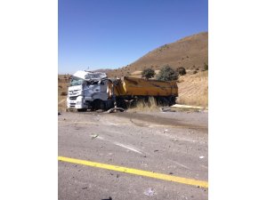 Direksiyon hakimiyeti kaybolan kamyon devrildi: 2 yaralı