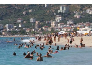 Antalya’da sahiller tıklım tıklım dolu