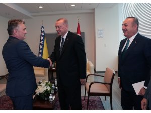 Birleşmiş Milletler 74. Genel Kurulu için New York’ta bulunan Cumhurbaşkanı Recep Tayyip Erdoğan, temasları kapsamında Bosna Hersek Devlet Başkanlığı Konseyi Başkanı Jelyko Komsiç’i kabul etti.