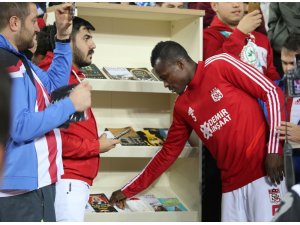 Sivassporlu futbolculardan kitap kampanyasına destek