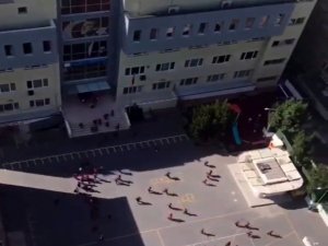 Depreme okulda yakalanan çocuklar koşarak dışarı çıktı