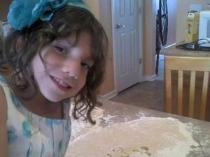 Akılalmaz olay! 6 yaşındaki evlatlık kızları 22 yaşında 'sosyopat cüce' çıktı!