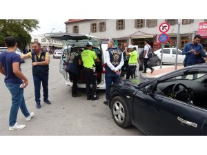 Uşak’ta araçta sigara içen sürücülere 153’er lira ceza kesildi