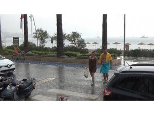 Yağmura aldırmayan turistler denizin keyfini çıkardı
