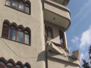 Şişli'de faciadan dönüldü! Artçı depremler sonrası balkon çöktü