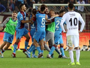 Trabzon gol oldu yağdı:4-1... Karadeniz fırtınası, 'Kartal'ın kanadını kırdı