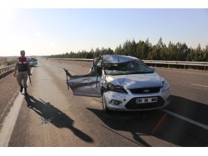 Şanlıurfa’da otomobil tıra çarptı: 2 yaralı