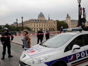 Paris'te polislere saldırı: 4 ölü... İçişleri Bakanı, Türkiye ziyaretini erteledi