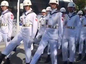 Cenaze töreninde askerlere 'uyumsuz yürüyüş' tepkisi!