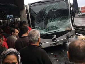 Haramidere'de metrobüs kazası: Yaralılar var...