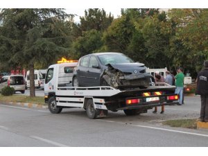 Araçlar hurdaya döndüğü kazayı sürücüler yara almadan atlattı