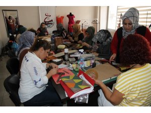 İzmit’ten gelerek Mardinli kadınlara el sanatı öğretiyor