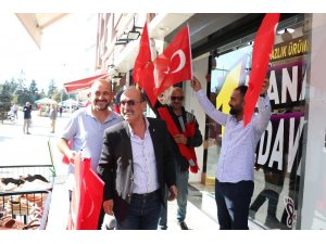 Gazeteciler, Barış Pınarı Harekatı’na destek için esnafa Türk bayrağı dağıttı