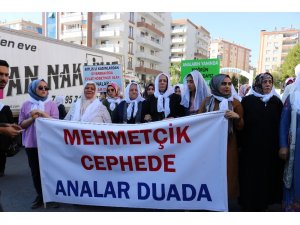 Bitlis’ten gelen ’Beyaz tülbentli’ kadınlardan HDP önündeki ailelere destek ziyareti