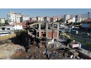 Yeşilyurt’ta riskli binalar yıkılıyor