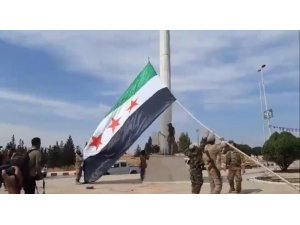 Tel Abyad merkezine Suriye Milli Ordusu bayrağı çekildi