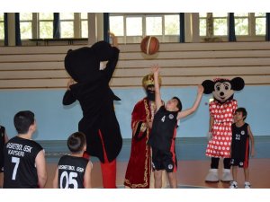 Minik basketbolcular, çizgi film karakterleri ile maç yaptı